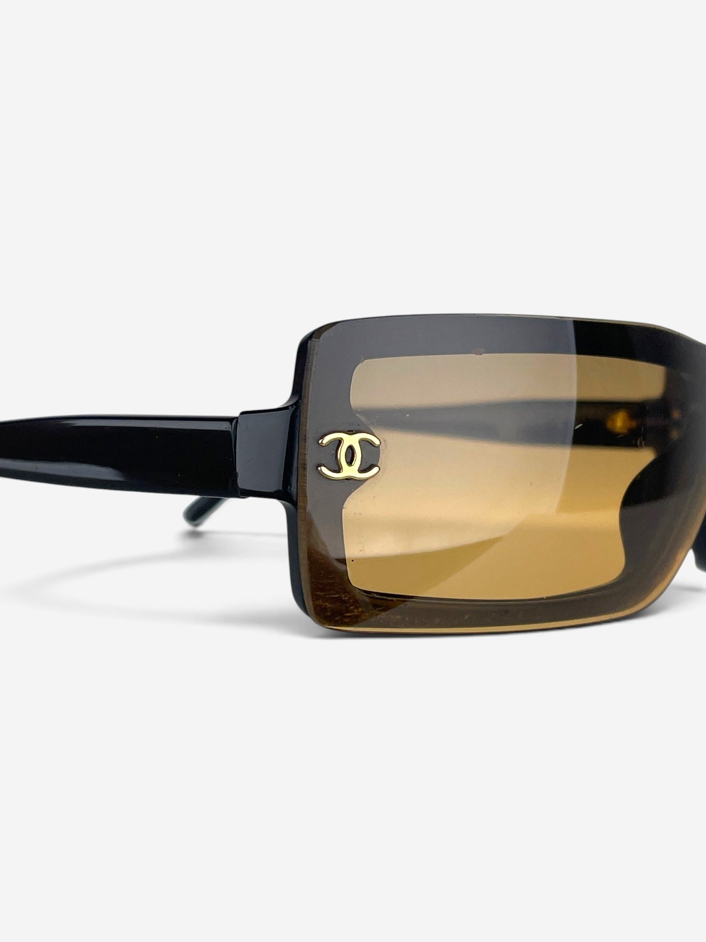 Chanel 2000s 5067 CC Logo Wrap Mask Shield Sunglasses – lens and temple detail