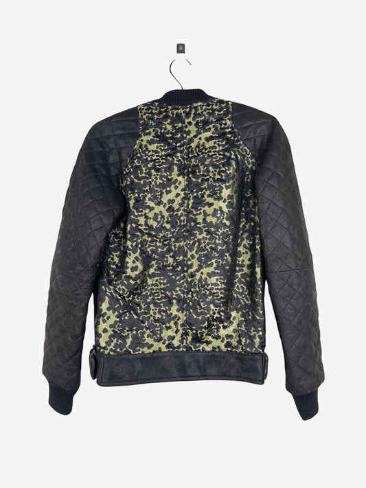opening act. Chanel Bomberjacke aus den 2000ern mit Camouflage-Muster und gesteppten schwarzen Ärmeln