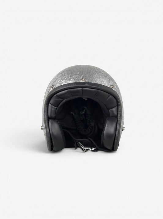 opening act. Maison Margiela Schultertasche in Form eines silbernen Glitzer-Motorradhelms mit schwarzem Innenfutter