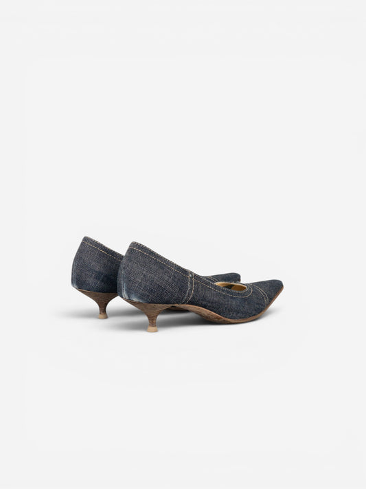 opening act. Miu Miu Kitten-Heel-Pumps aus dunklem Denim mit quadratischer Zehenpartie und weißen Kontrastnähten