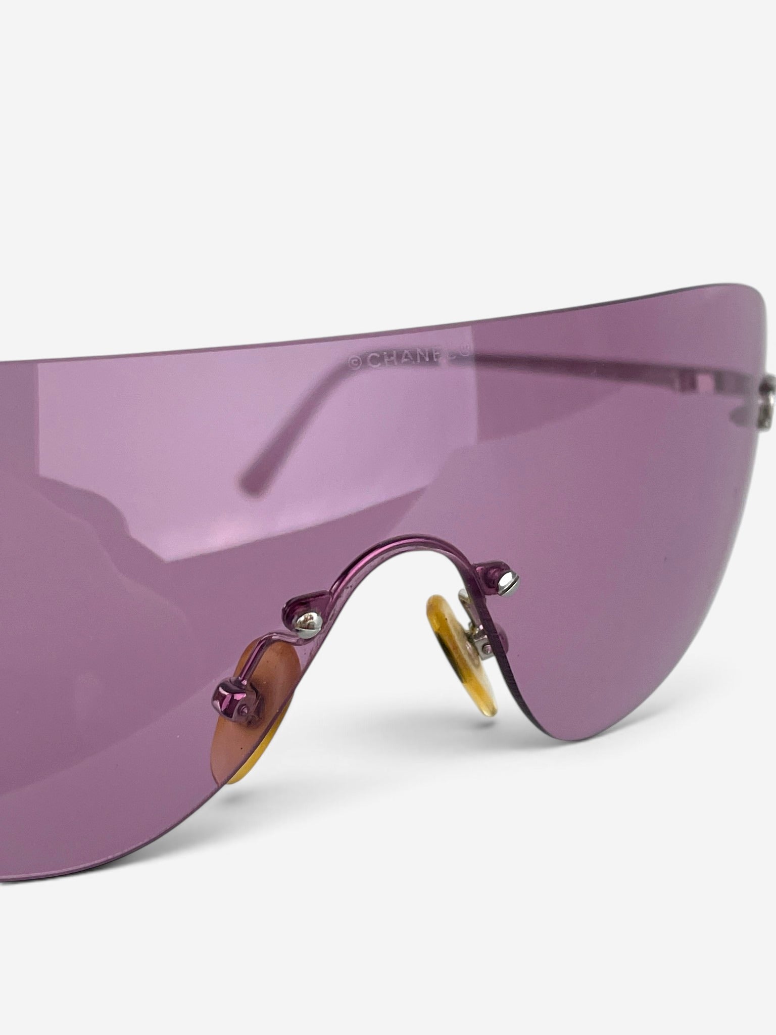 Chanel by Karl Lagerfeld 2000s '4014' Sports Wrap Mask Shield Sunglasses – lens and nose pad detail