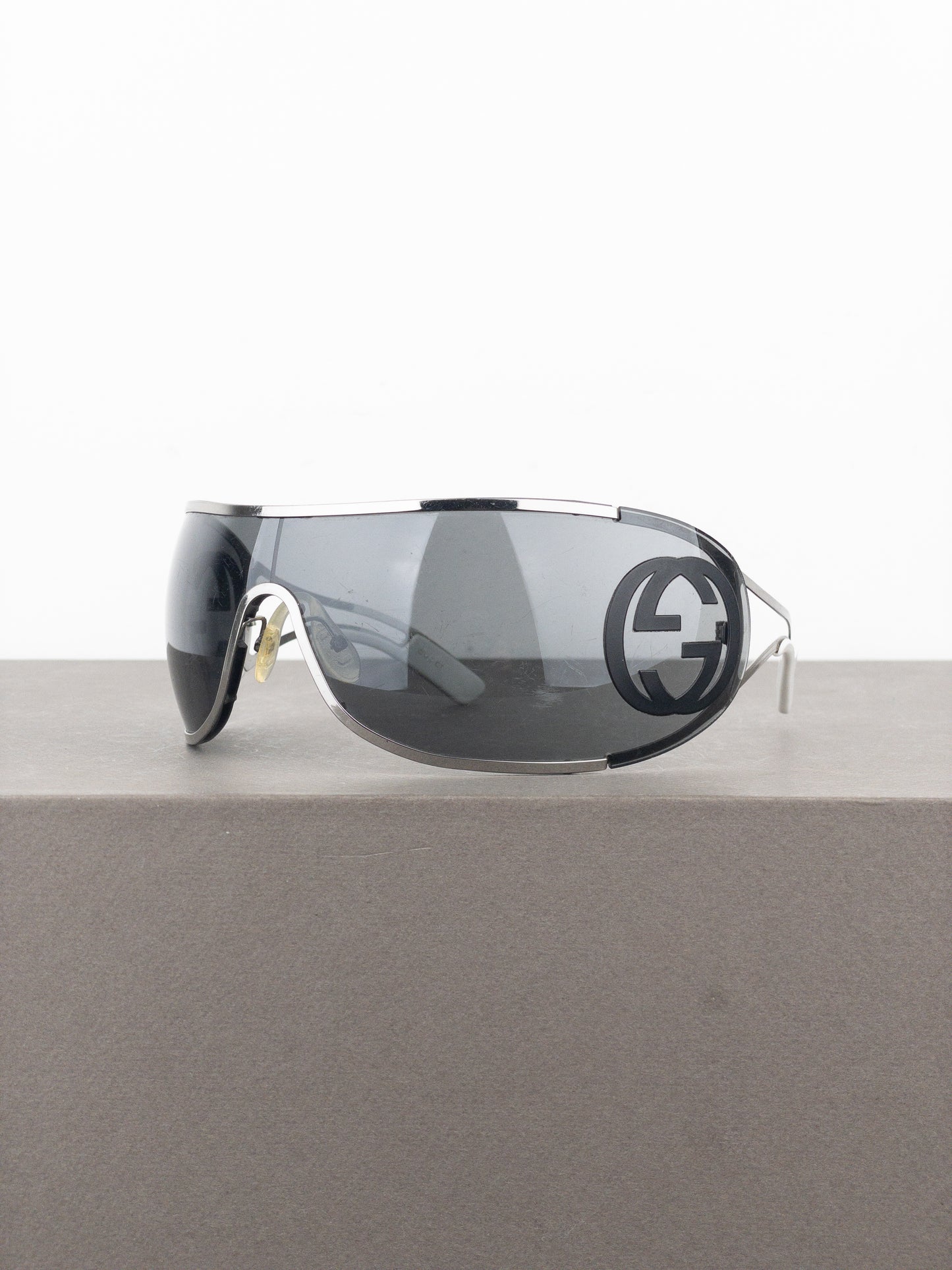 Gucci by Tom Ford 2000s GG2800S Logo Wrap Mask Shield Sunglasses