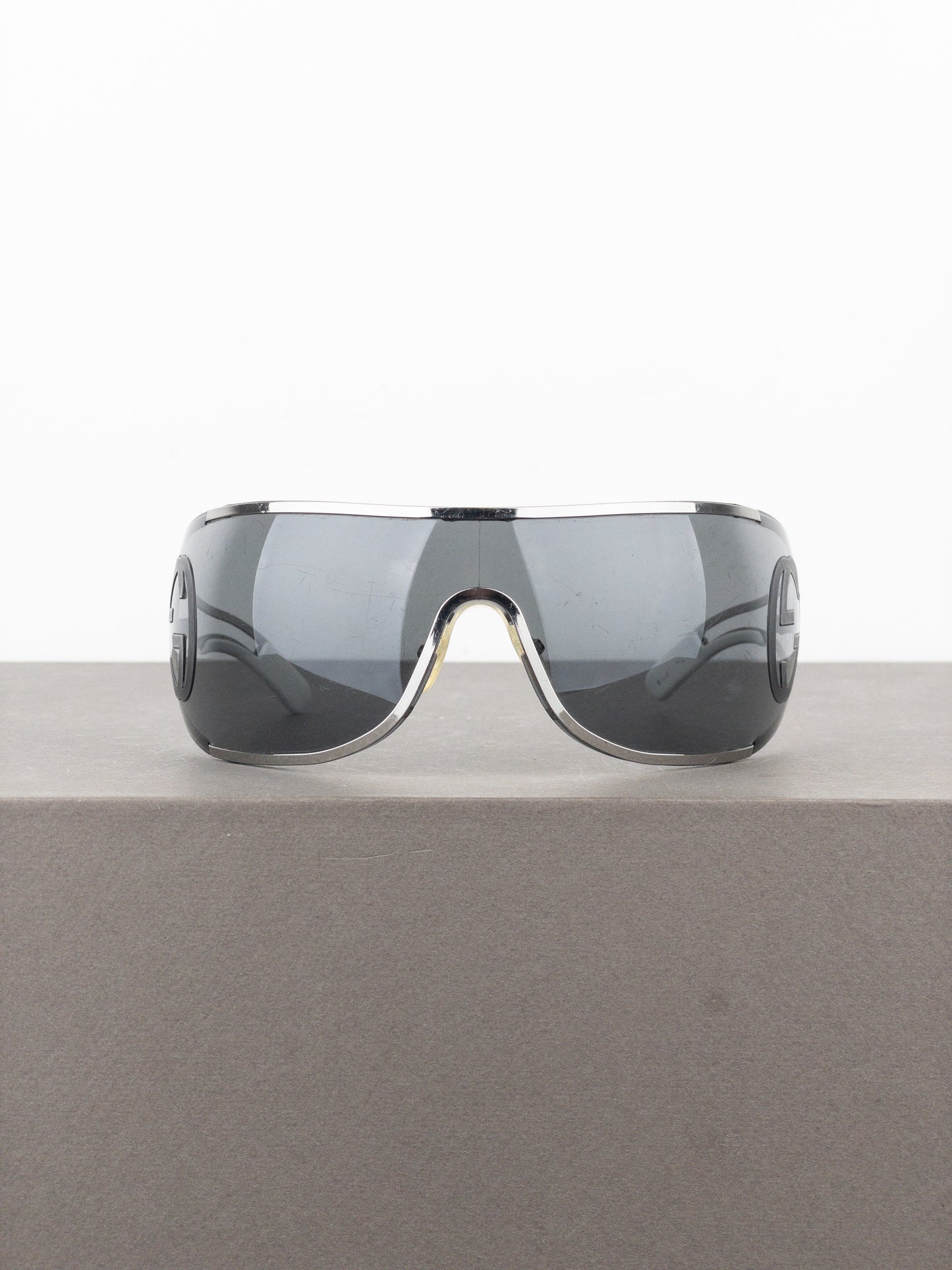 Gucci by Tom Ford 2000s GG2800S Logo Wrap Mask Shield Sunglasses