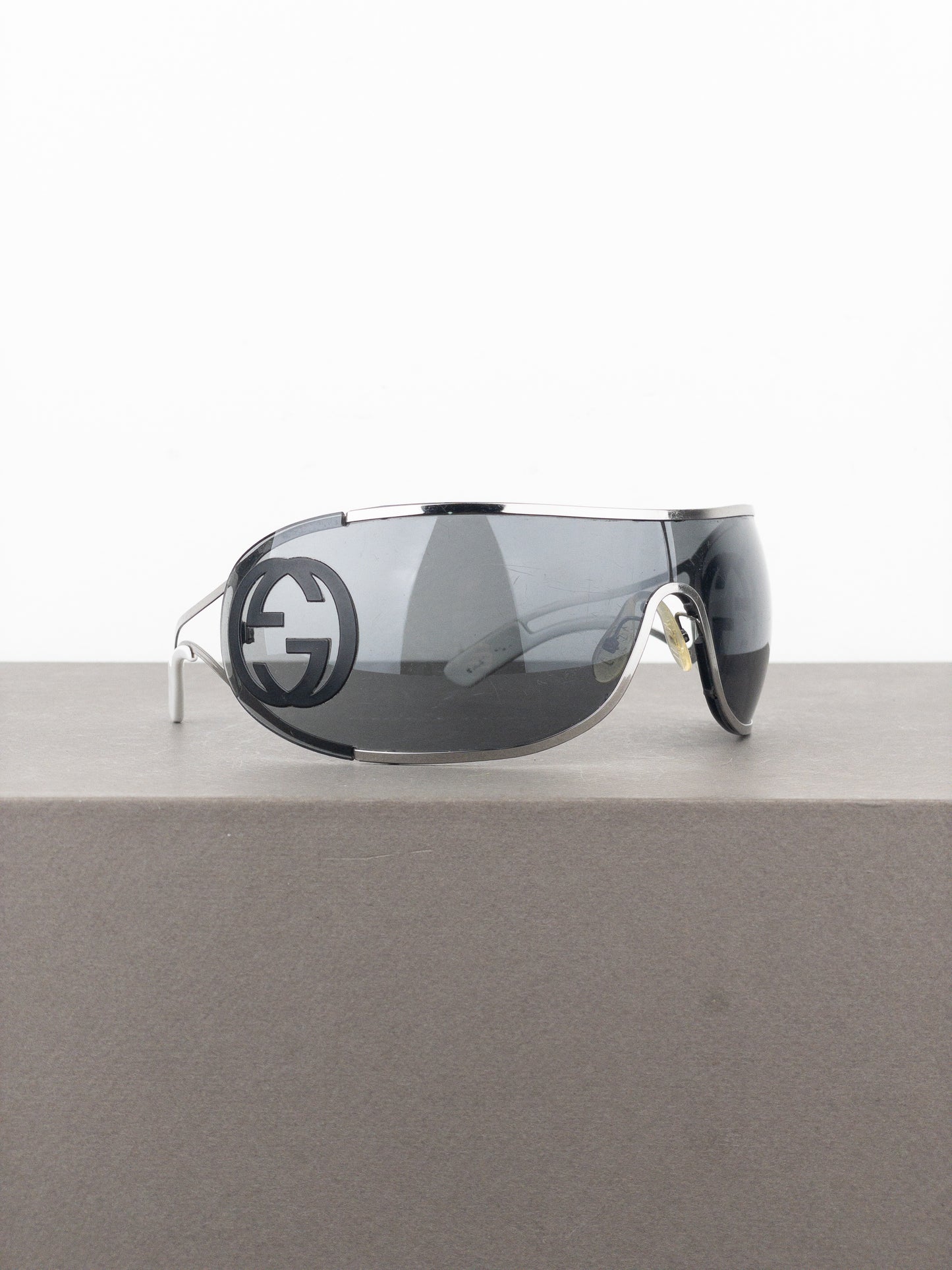 Gucci by Tom Ford 2000s GG2800S Logo Wrap Mask Shield Sunglasses