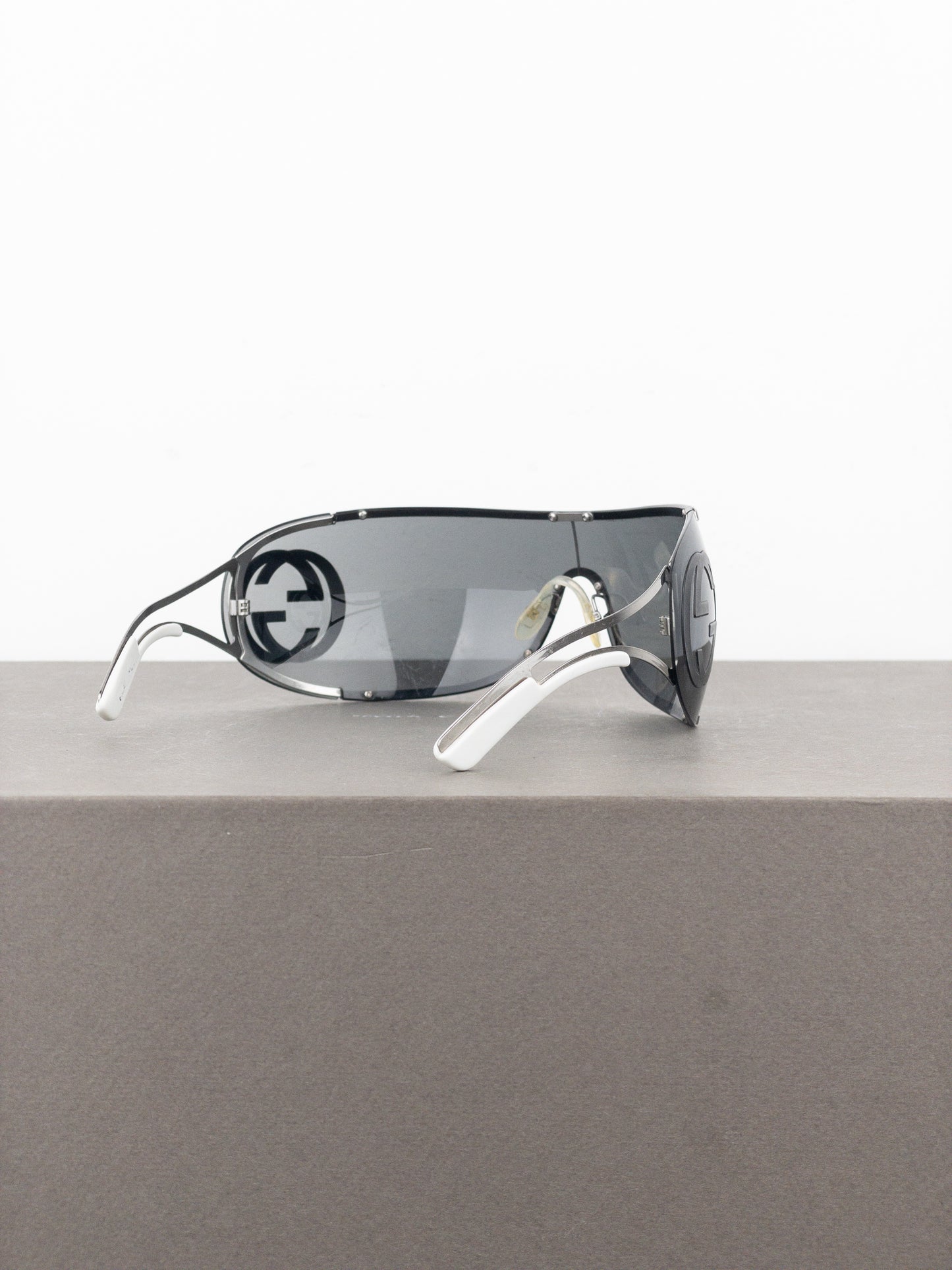 Gucci by Tom Ford 2000s GG2800S Logo Wrap Mask Shield Sunglasses