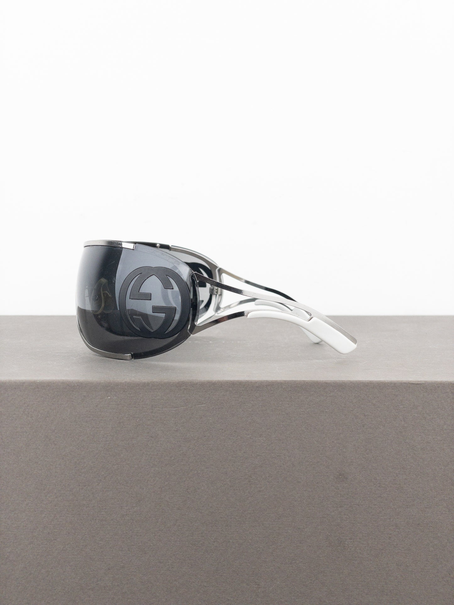 Gucci by Tom Ford 2000s GG2800S Logo Wrap Mask Shield Sunglasses