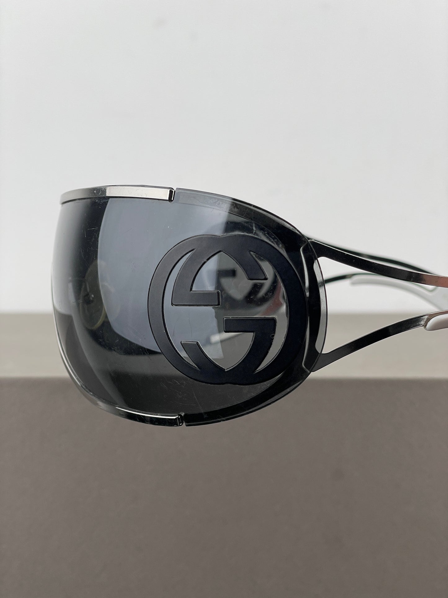 Gucci by Tom Ford 2000s GG2800S Logo Wrap Mask Shield Sunglasses