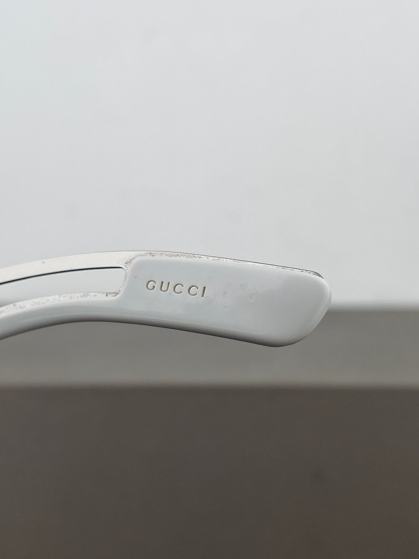 Gucci by Tom Ford 2000s GG2800S Logo Wrap Mask Shield Sunglasses