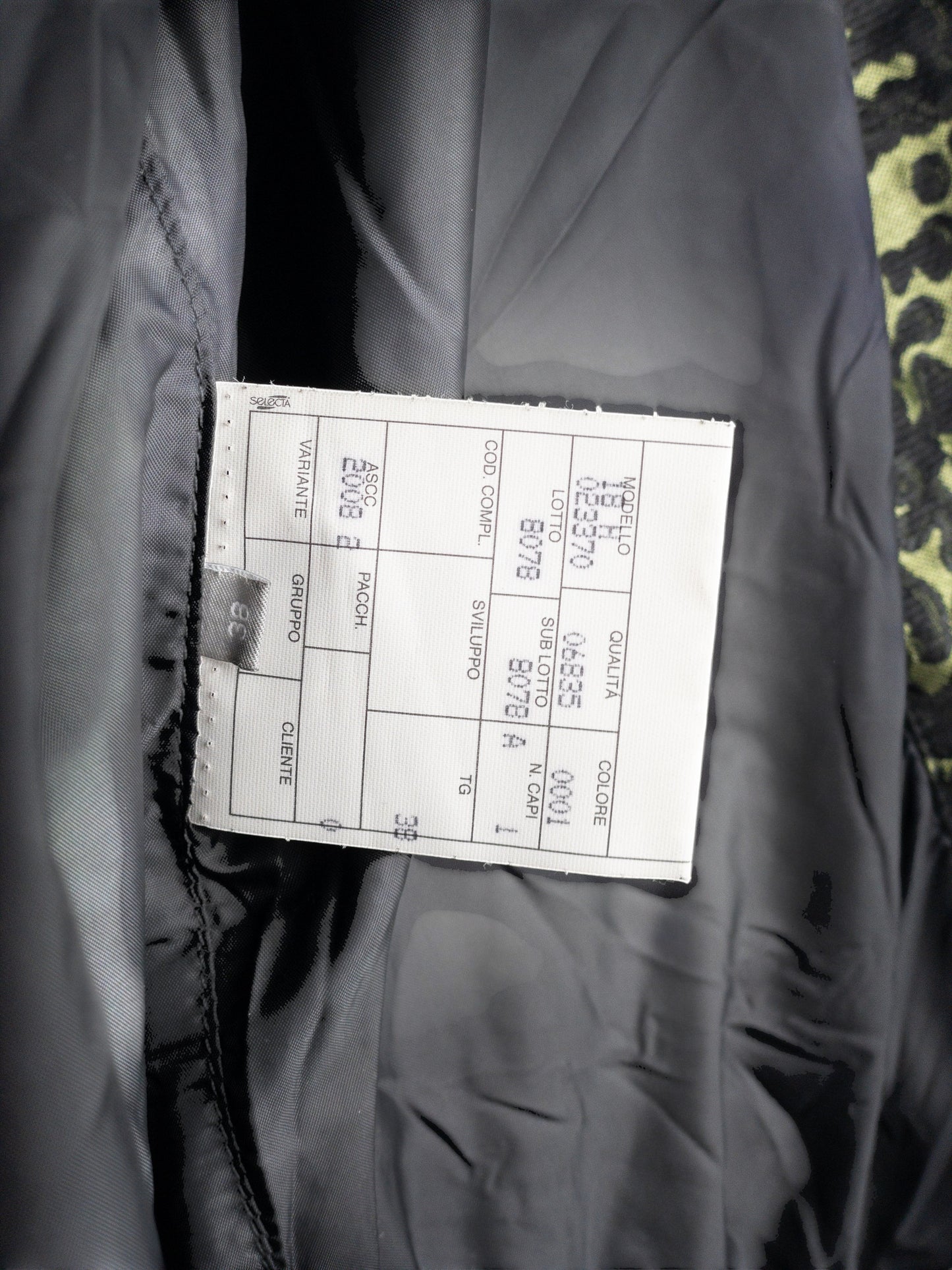 opening act. Chanel Bomberjacke aus den 2000ern, Detailansicht des inneren Pflegeetiketts mit Größenangabe FR36.