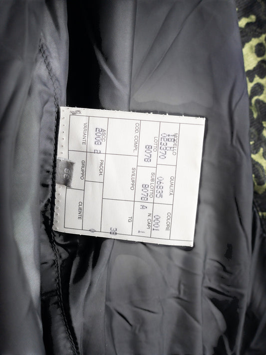 opening act. Chanel Bomberjacke aus den 2000ern, Detailansicht des inneren Pflegeetiketts mit Größenangabe FR36.