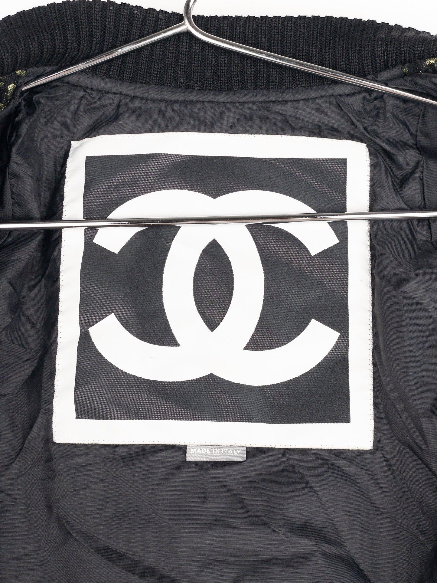 opening act. Chanel Bomberjacke aus den 2000ern mit großem weißem CC-Logo auf schwarzem Innenfutter