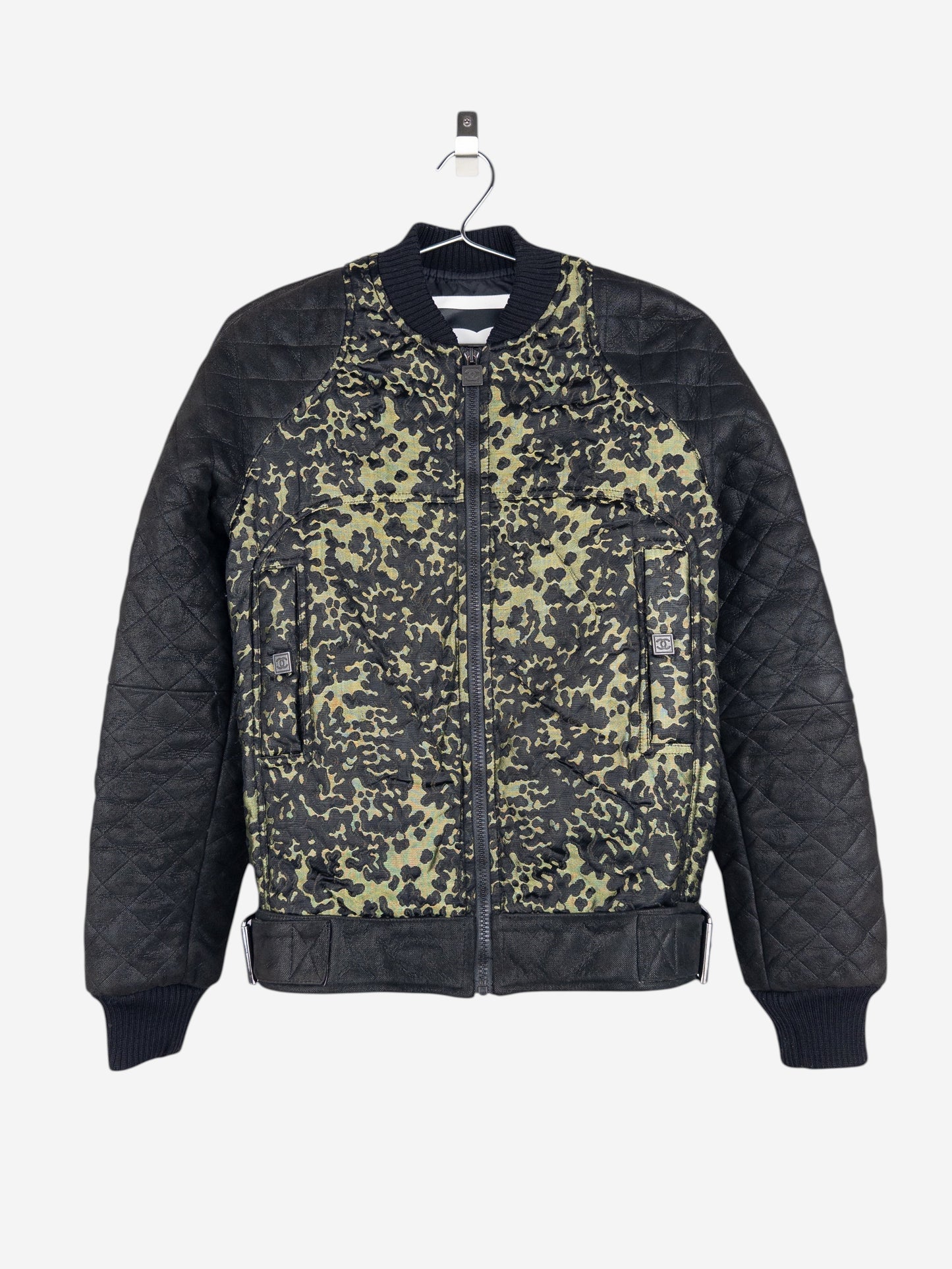 opening act. Chanel Bomberjacke aus den 2000ern mit Camouflage-Muster und gesteppten schwarzen Ärmeln