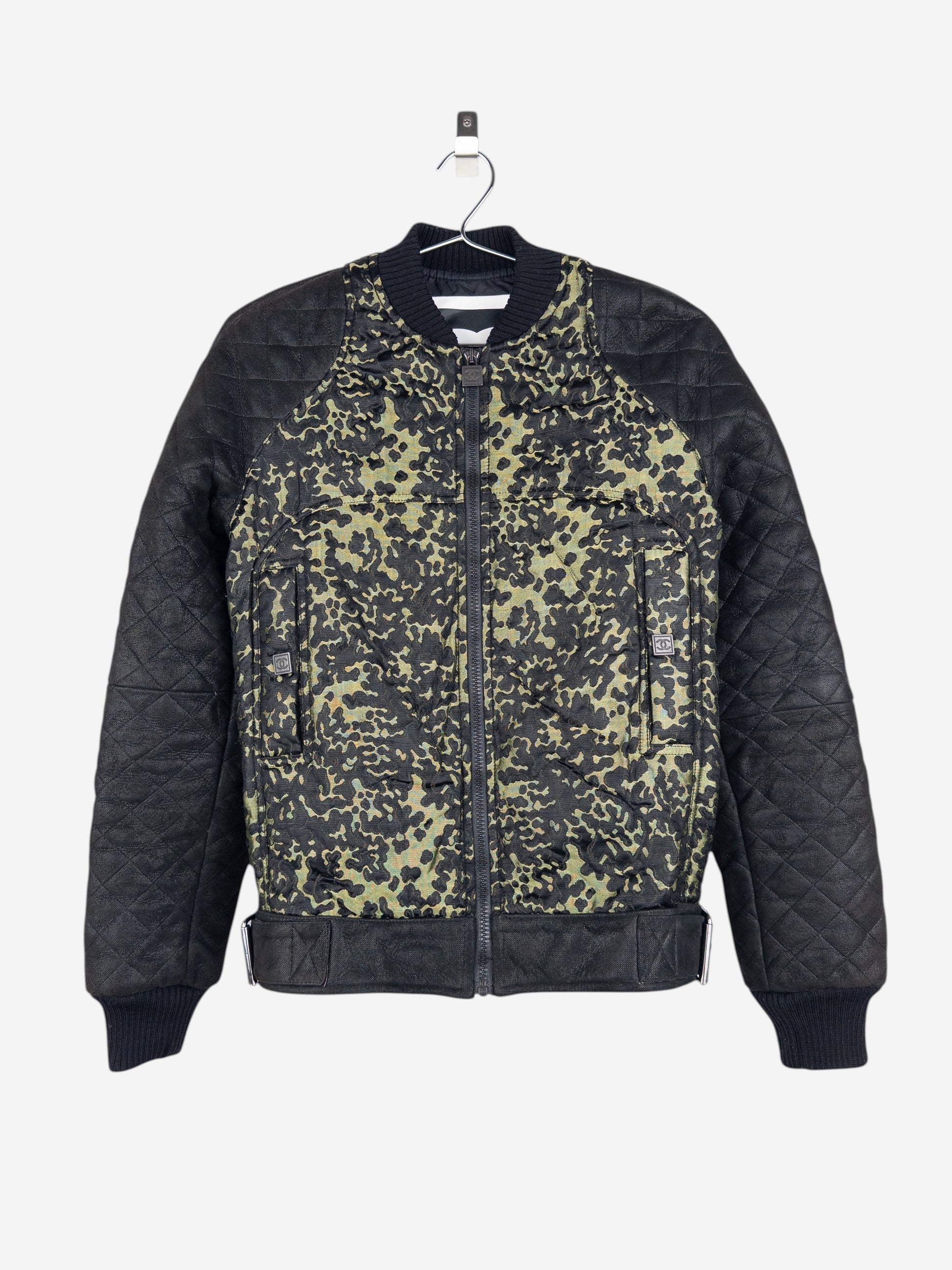 opening act. Chanel Bomberjacke aus den 2000ern mit Camouflage-Muster und gesteppten schwarzen Ärmeln