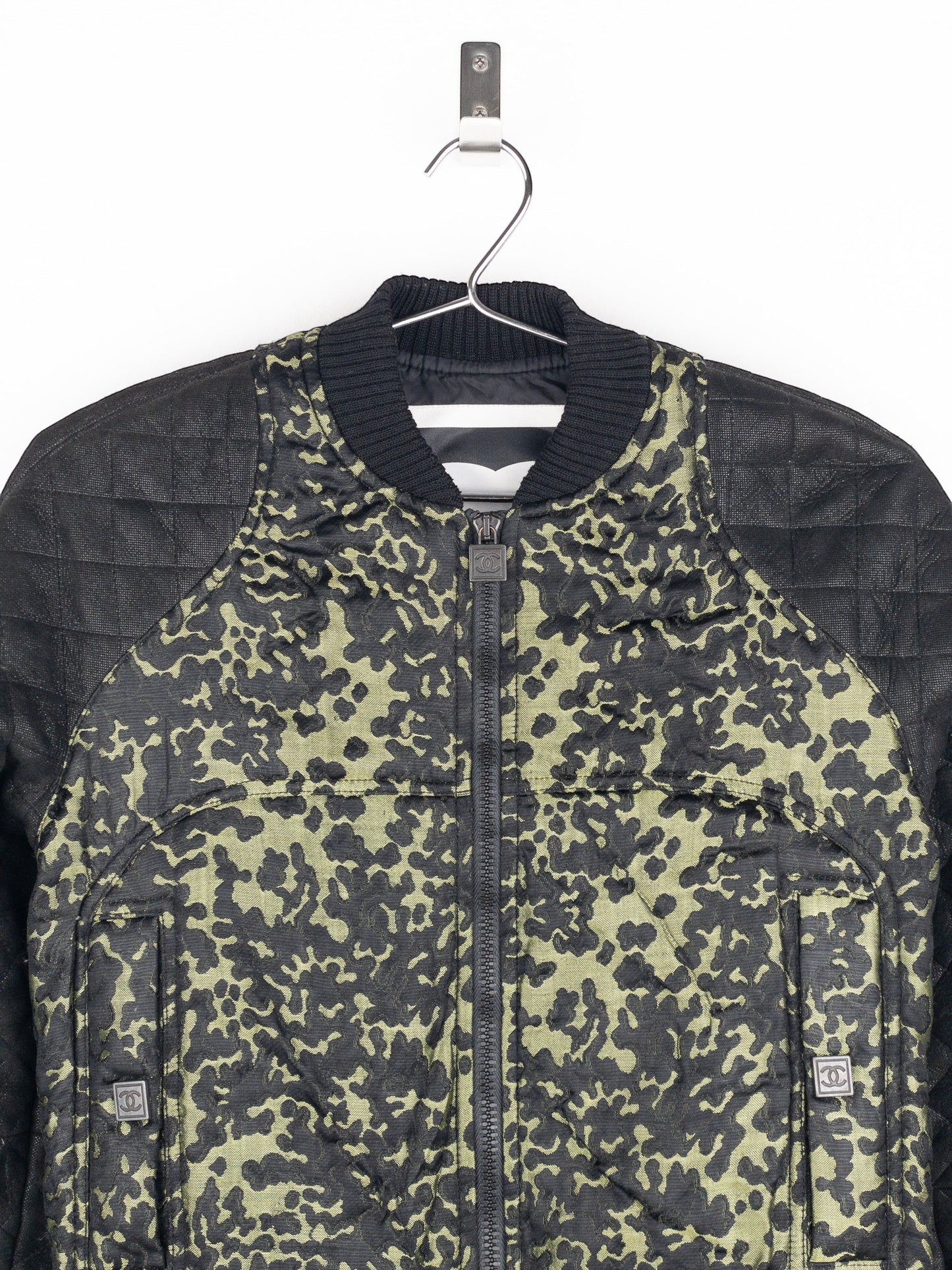 opening act. Chanel Bomberjacke aus den 2000ern mit Camouflage-Muster und gesteppten schwarzen Ärmeln