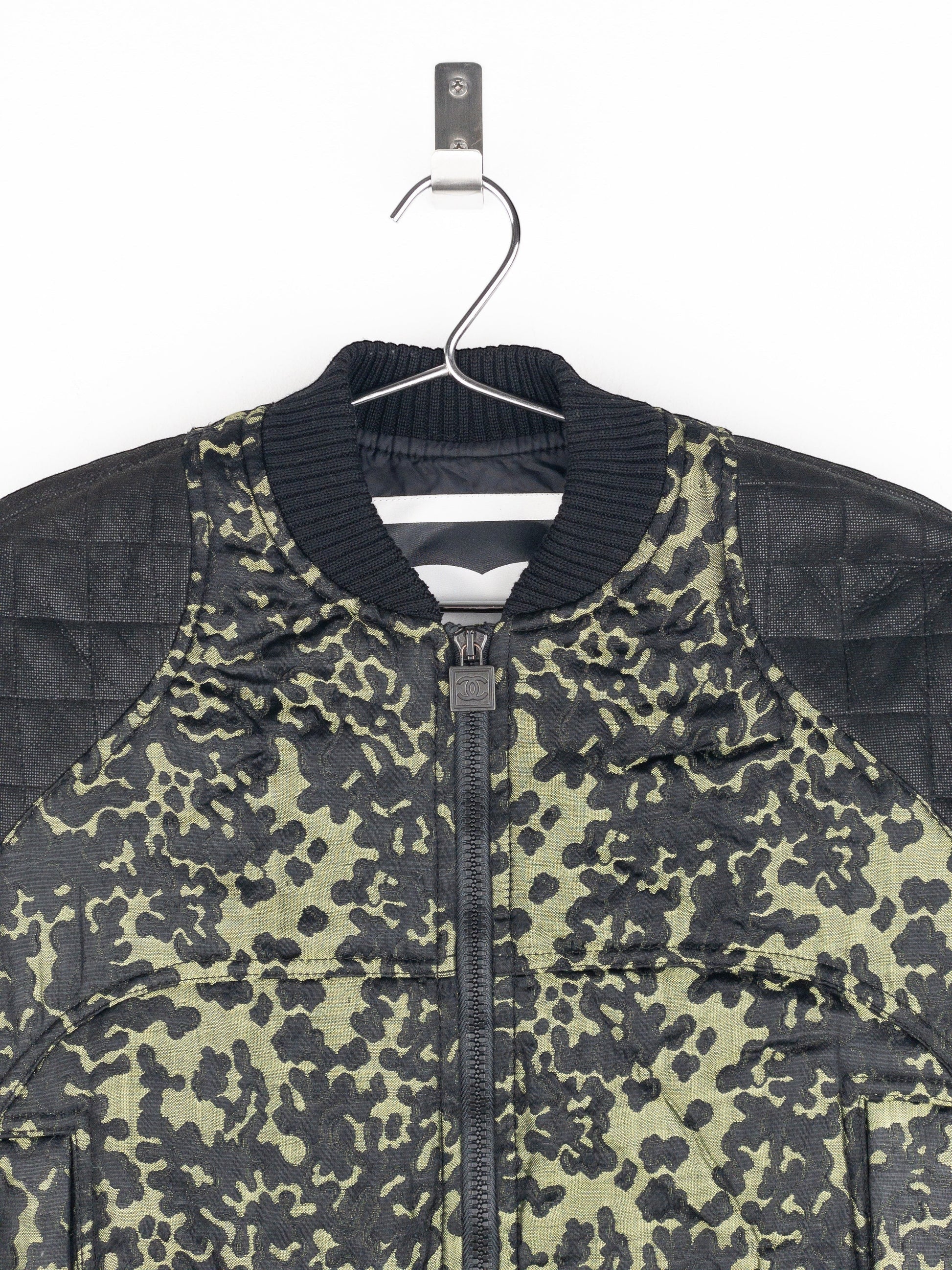 opening act. Chanel Bomberjacke aus den 2000ern mit Camouflage-Muster und gesteppten schwarzen Ärmeln