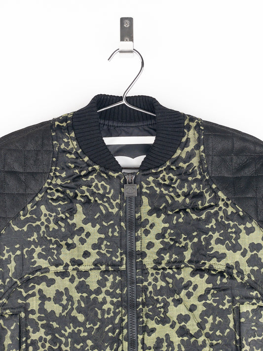 opening act. Chanel Bomberjacke aus den 2000ern mit Camouflage-Muster und gesteppten schwarzen Ärmeln