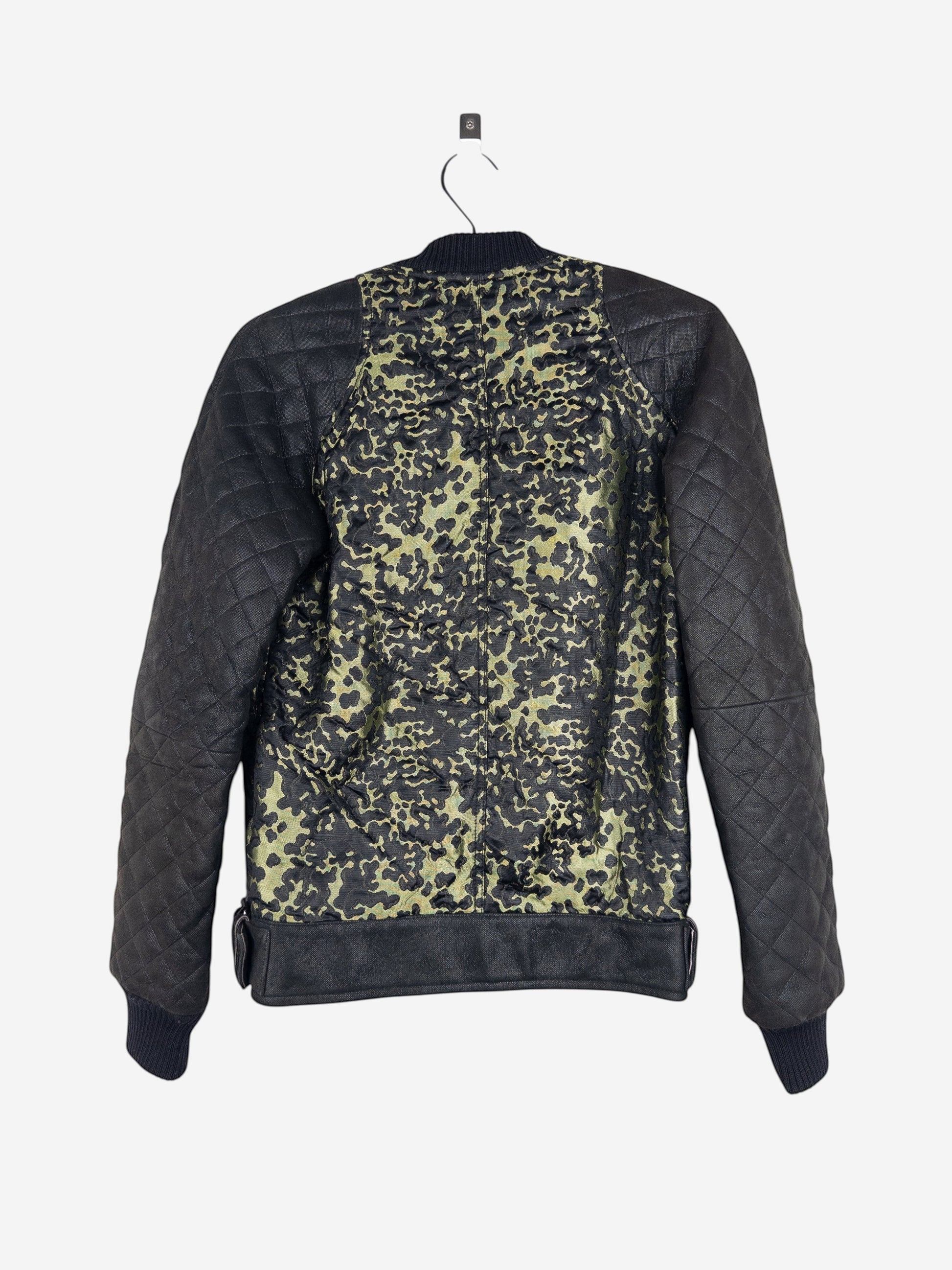 opening act. Chanel Bomberjacke aus den 2000ern mit Camouflage-Muster und gesteppten schwarzen Ärmeln