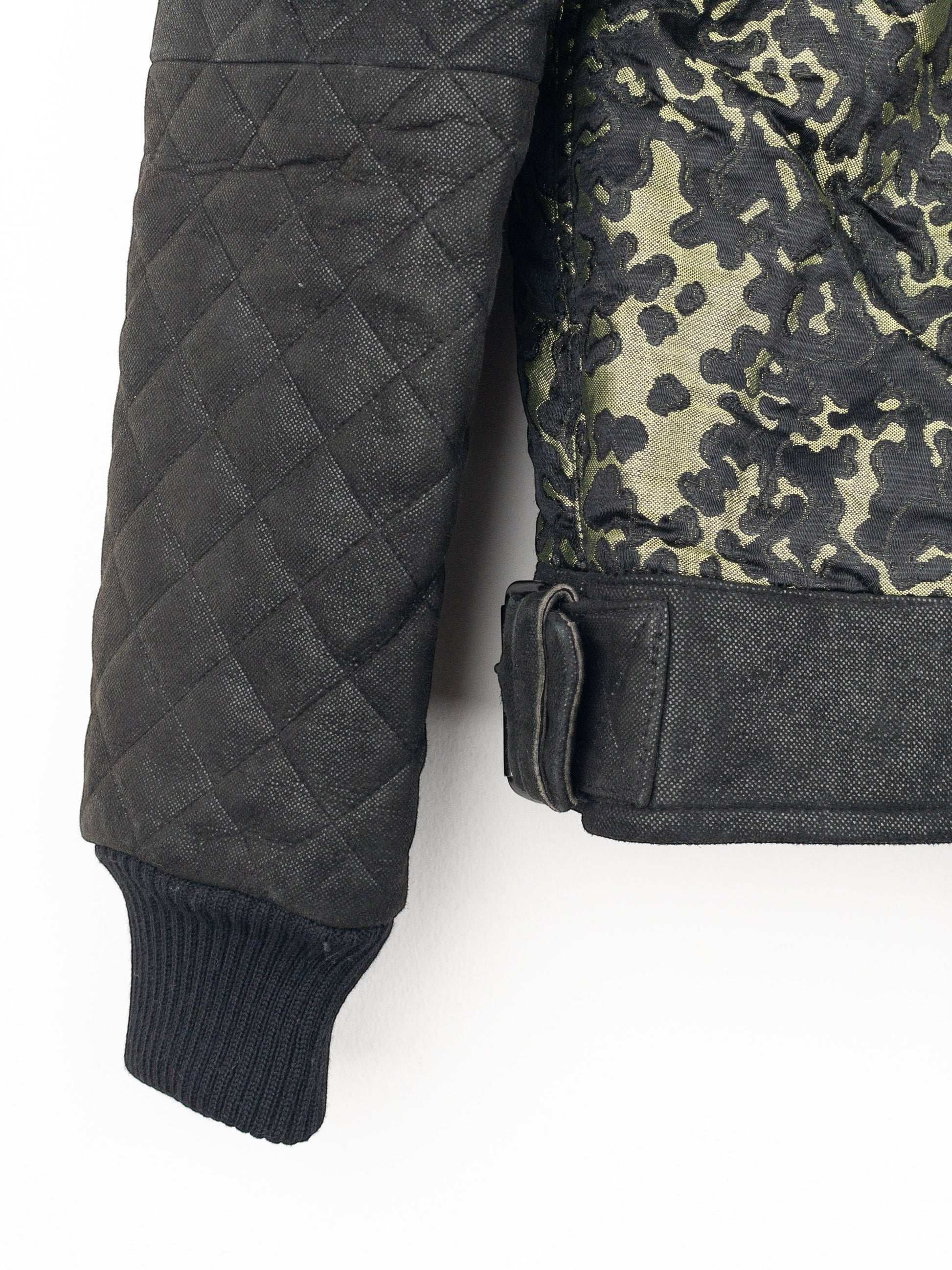 opening act. Chanel Bomberjacke aus den 2000ern mit Camouflage-Muster, gesteppten schwarzen Ärmeln und Schnallendetail.