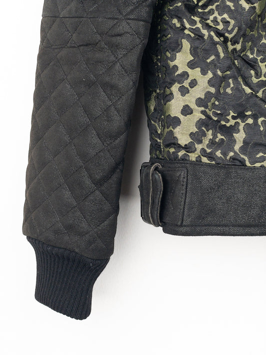 opening act. Chanel Bomberjacke aus den 2000ern mit Camouflage-Muster, gesteppten schwarzen Ärmeln und Schnallendetail.