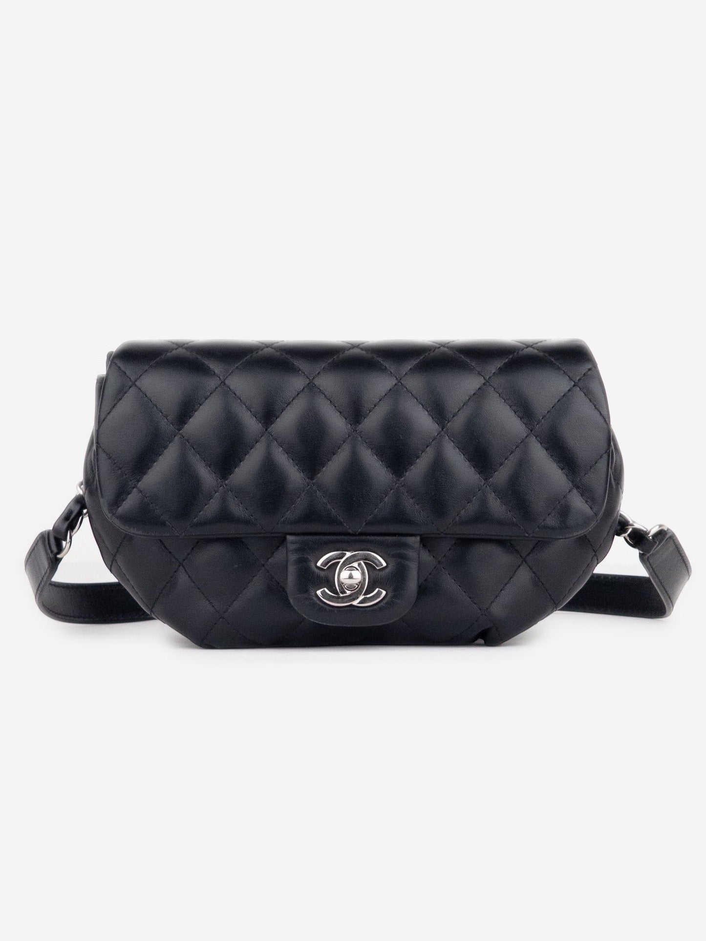 opening act. Chanel Uniform gesteppte schwarze Leder-Gürteltasche mit silbernem CC-Drehverschluss und Kettenriemen.