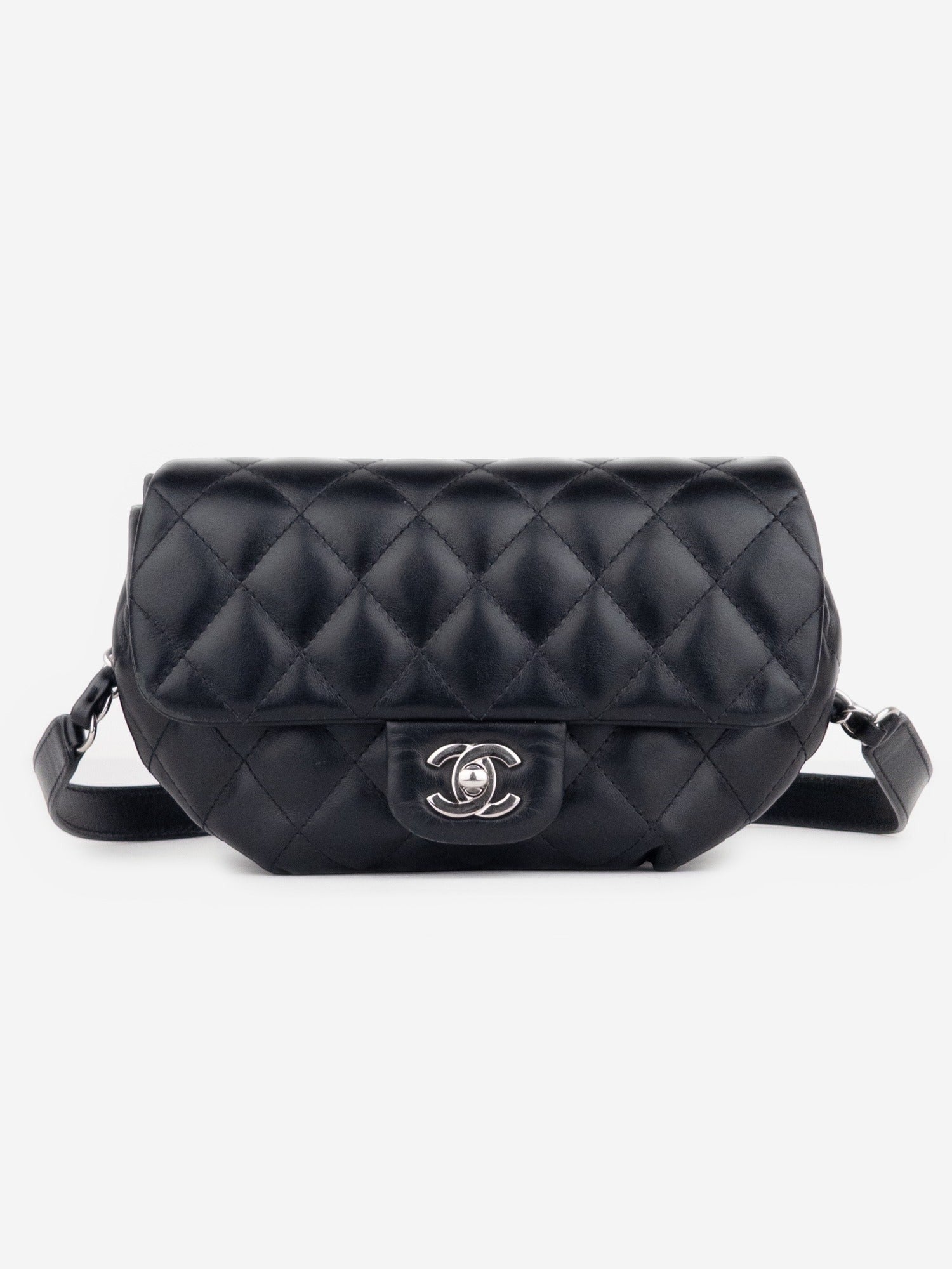 opening act. Chanel Uniform gesteppte schwarze Leder-Gürteltasche mit silbernem CC-Drehverschluss und Kettenriemen.