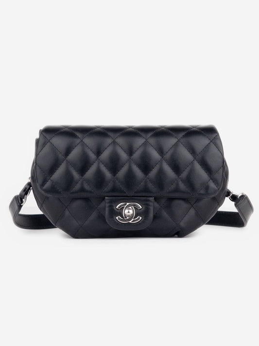 opening act. Chanel Uniform gesteppte schwarze Leder-Gürteltasche mit silbernem CC-Drehverschluss und Kettenriemen.