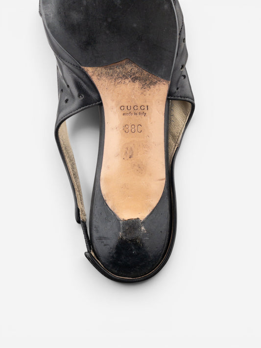 opening act. Gucci Kitten Heels aus schwarzem Leder mit GG-Logo und Slingback-Riemen, Innensohle mit Gucci-Prägung