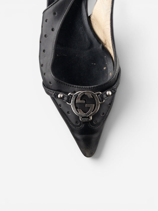 opening act. Gucci by Tom Ford schwarze Leder-Kitten-Heels mit spitzer Zehenpartie und silbernem GG-Logo