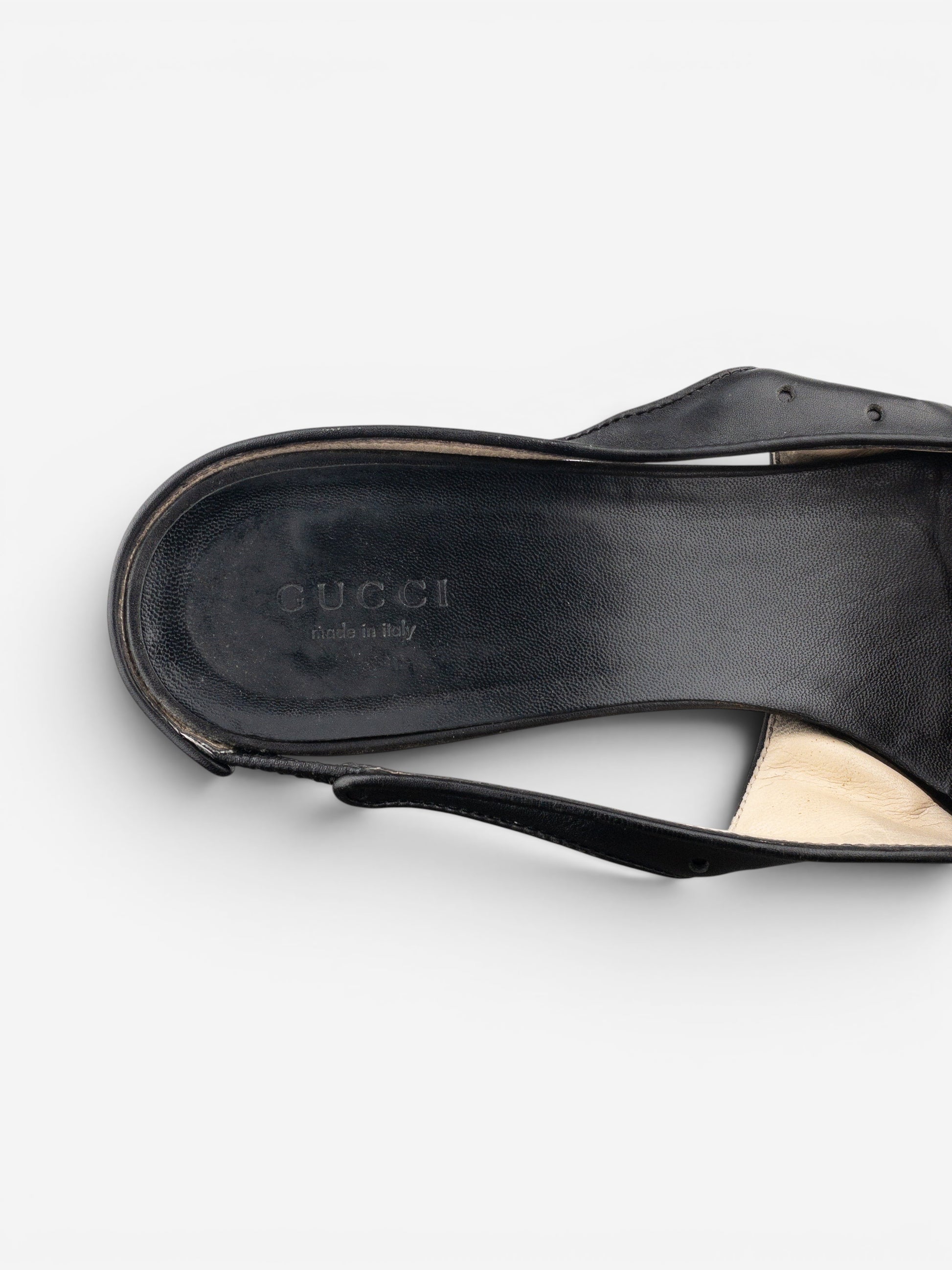 opening act. Gucci Kitten Heels aus schwarzem Leder mit eingeprägtem Logo auf der Innensohle