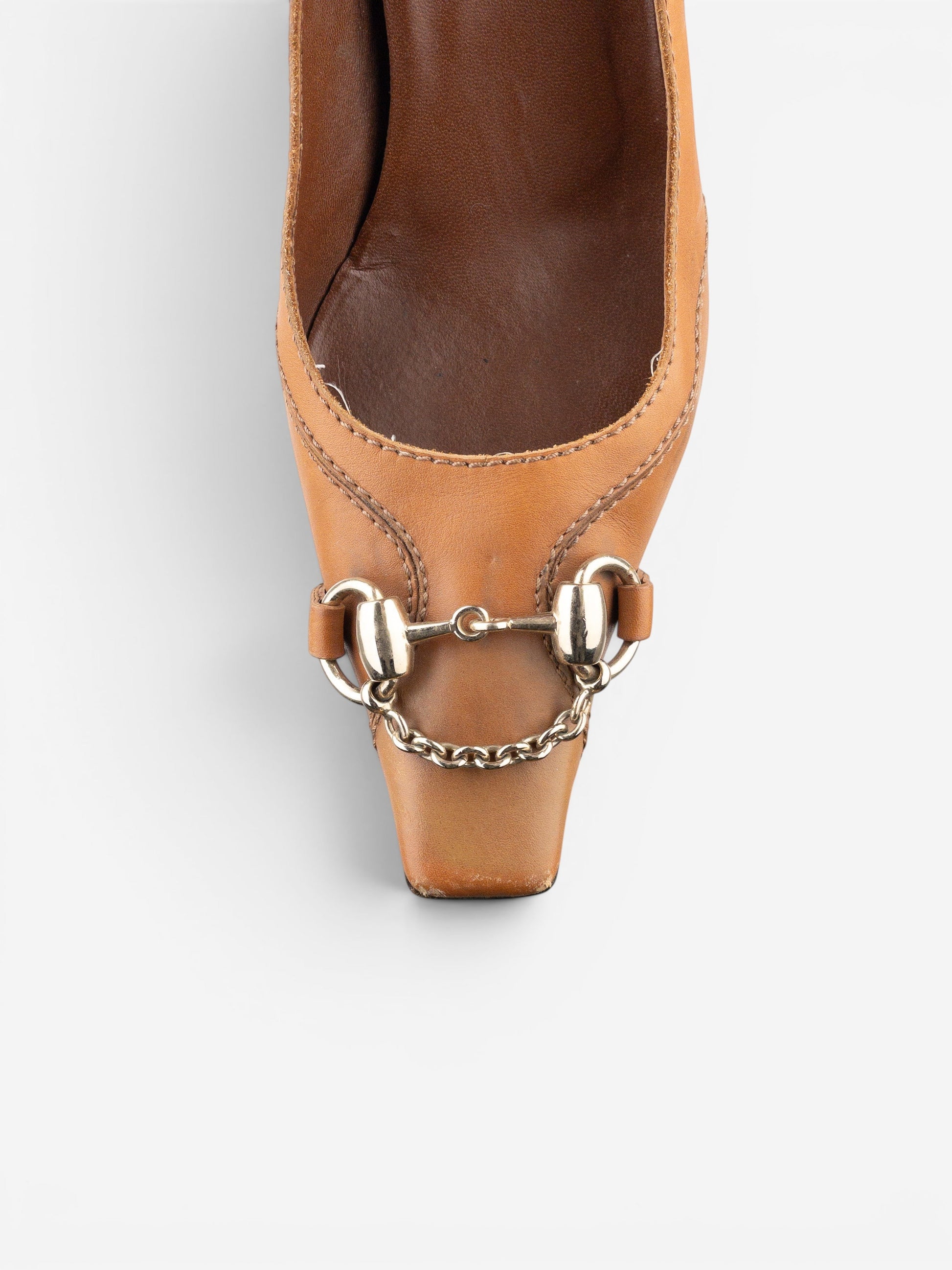 opening act. Gucci by Tom Ford AW03 Leder-Pumps in Hellbraun mit eckiger Zehenpartie und silbernem Horsebit-Detail