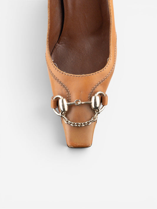 opening act. Gucci by Tom Ford AW03 Leder-Pumps in Hellbraun mit eckiger Zehenpartie und silbernem Horsebit-Detail