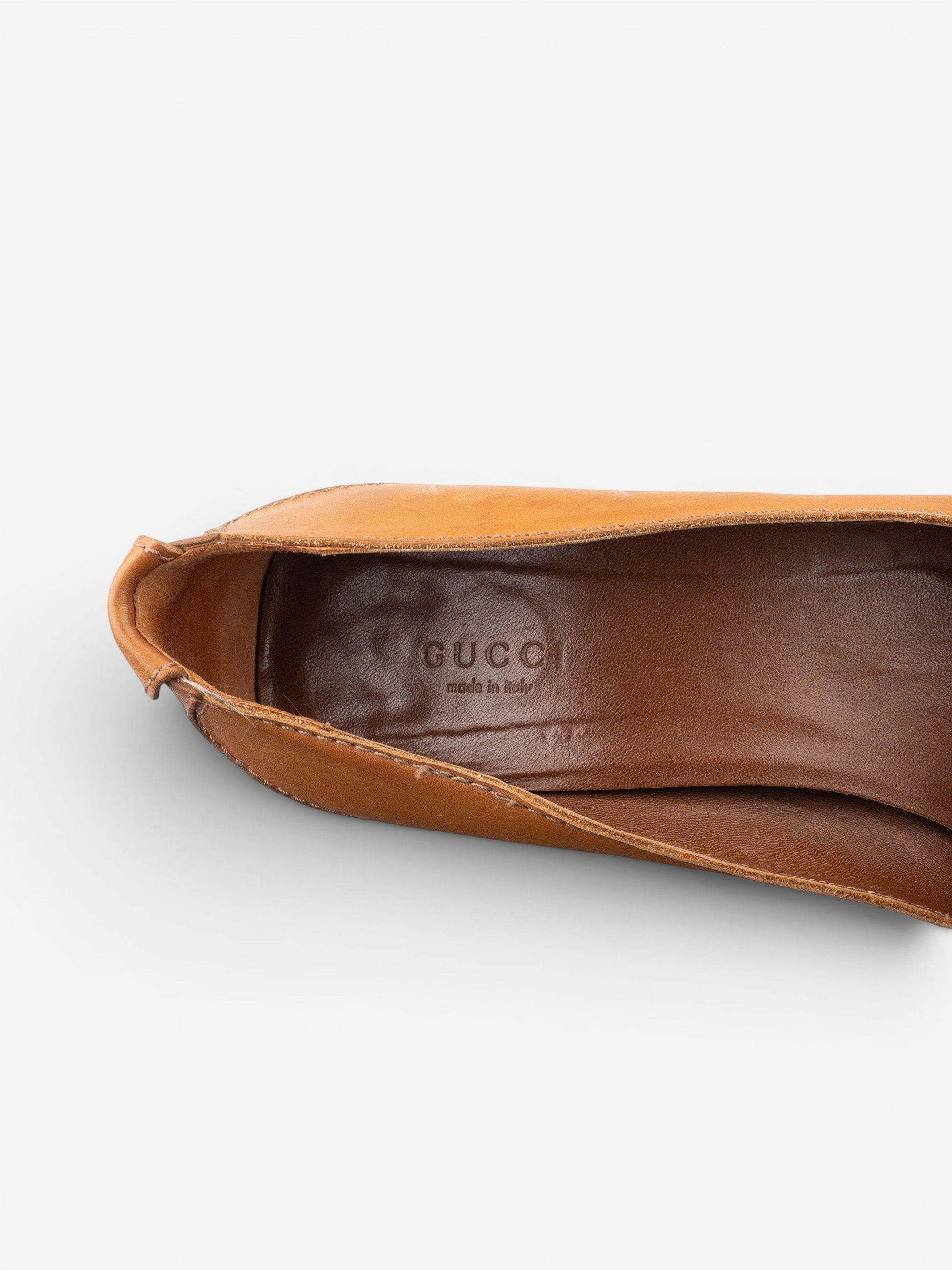 opening act. Gucci by Tom Ford Leder-Pumps in Hellbraun mit eingeprägtem Logo im Innenbereich
