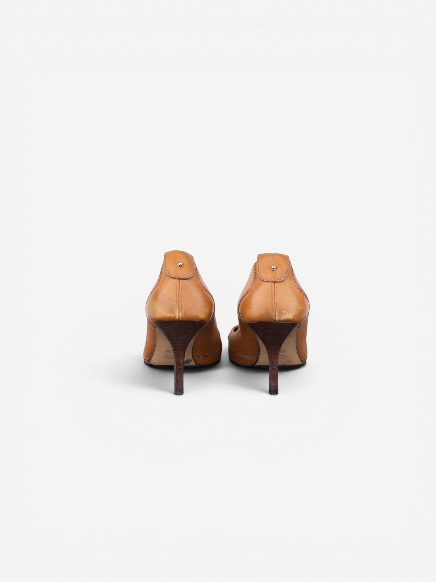 Rückansicht der hellbraunen Gucci by Tom Ford Leder-Pumps mit schmalem Absatz von opening act.