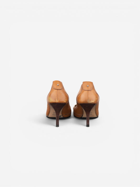 Rückansicht der hellbraunen Gucci by Tom Ford Leder-Pumps mit schmalem Absatz von opening act.