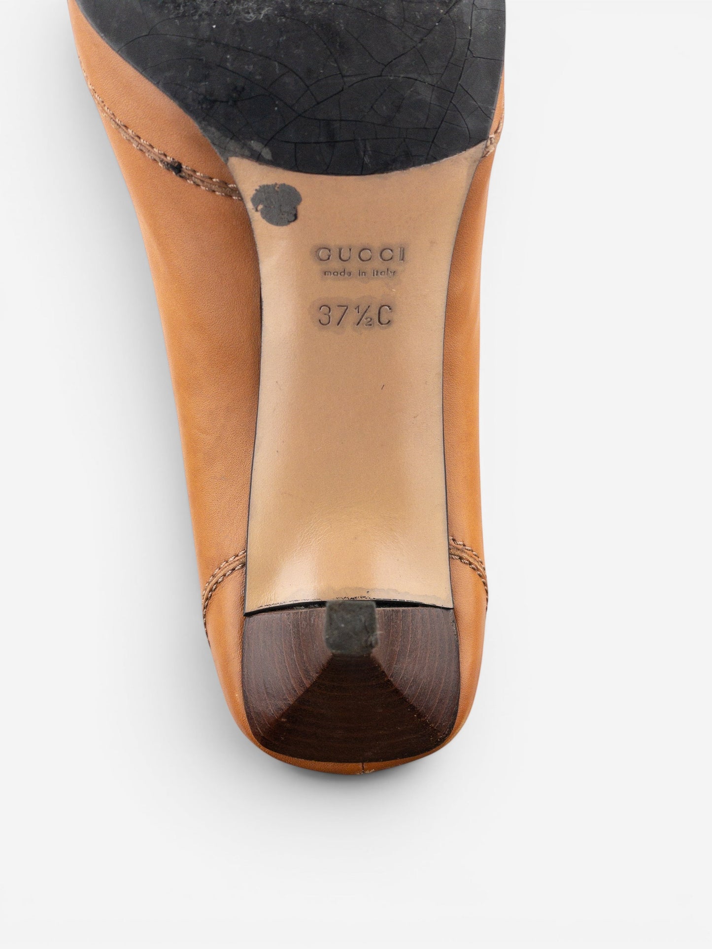 opening act. Gucci by Tom Ford Leder-Pumps in Hellbraun mit Markenprägung an der Sohle