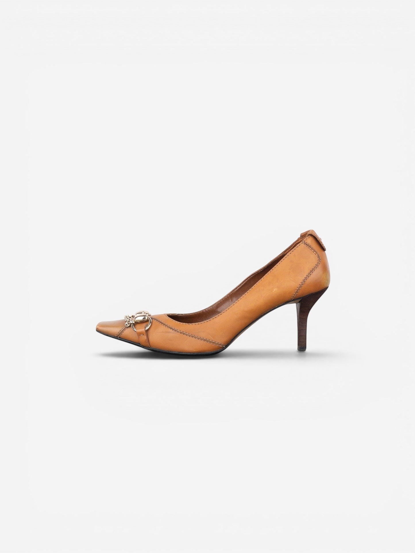 opening act. Gucci by Tom Ford Leder-Pumps in Hellbraun mit eckiger Zehenpartie und silbernem Horsebit-Detail