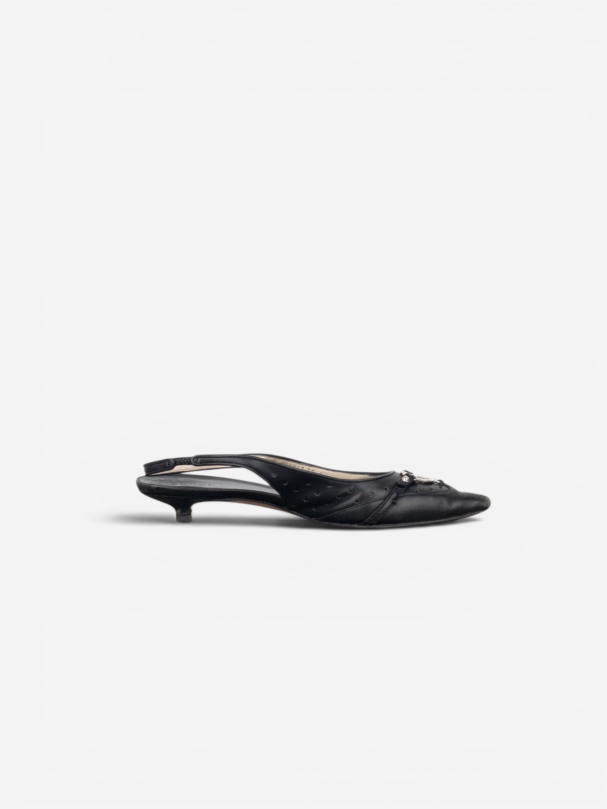 opening act. Gucci by Tom Ford schwarze Slingback-Kitten-Heels aus Leder mit silbernem GG-Logo und spitzer Zehenpartie
