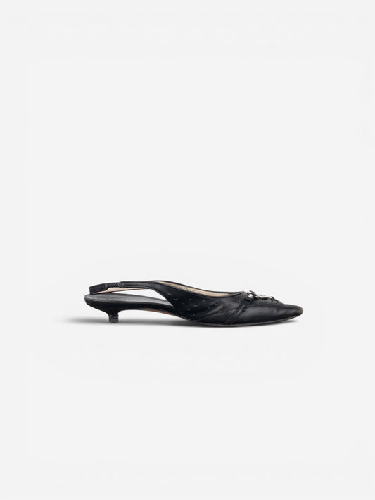 opening act. Gucci by Tom Ford schwarze Slingback-Kitten-Heels aus Leder mit silbernem GG-Logo und spitzer Zehenpartie