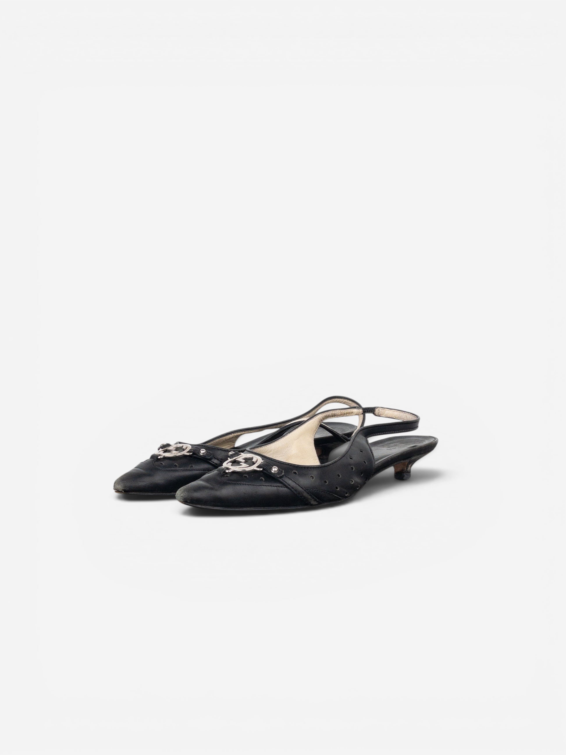 opening act. Gucci by Tom Ford schwarze Leder-Kitten-Heels mit spitzer Zehenpartie, Slingback-Riemen und GG-Logo