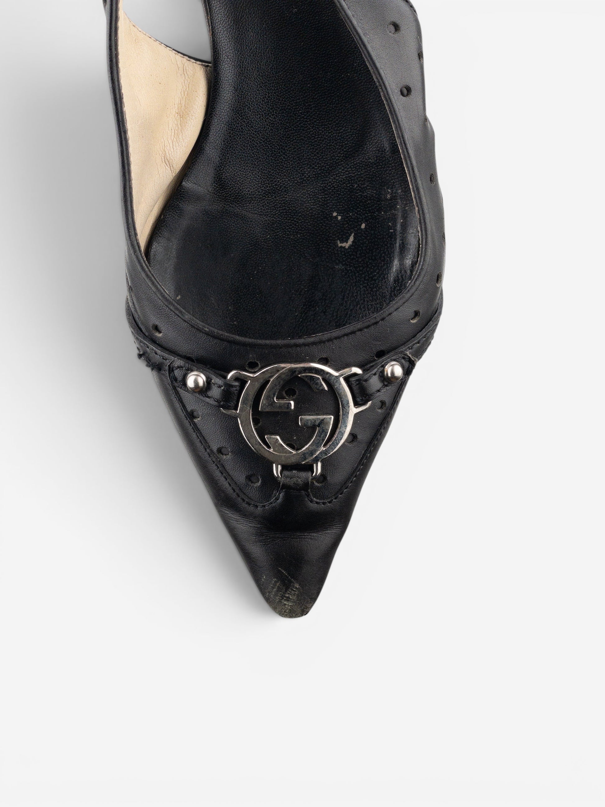opening act. Gucci by Tom Ford schwarze Leder-Kitten-Heels mit spitzer Zehenpartie und silbernem GG-Logo
