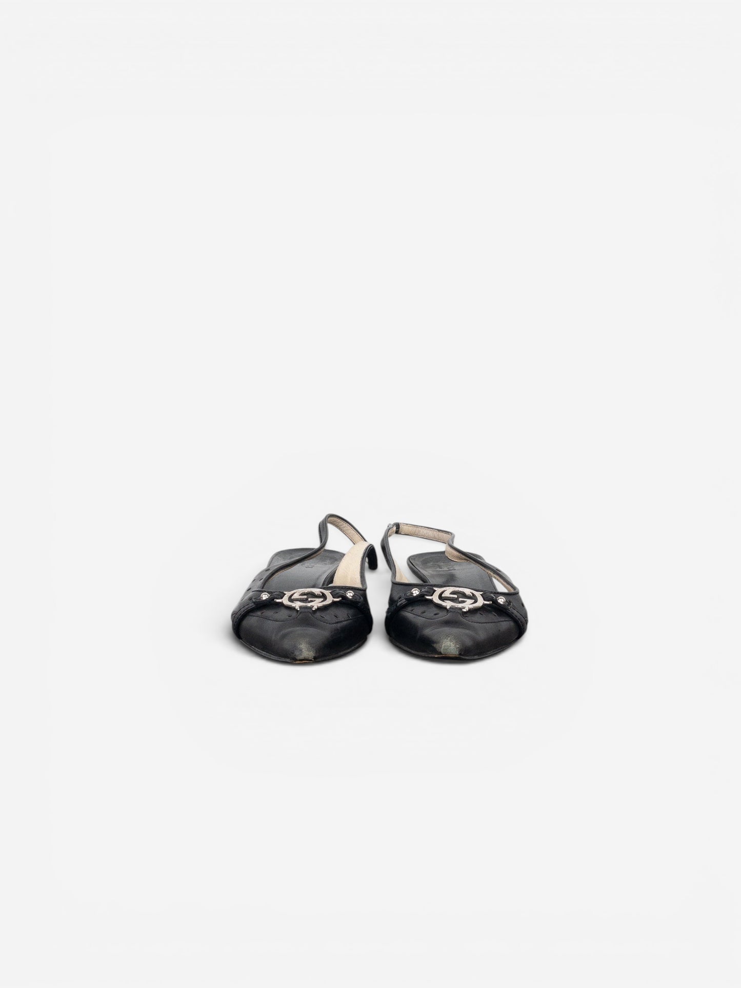 opening act. Gucci by Tom Ford schwarze Leder-Slingback-Kitten-Heels mit silbernem GG-Logo und spitzer Zehenpartie