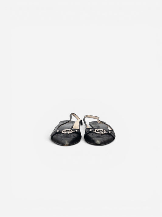 opening act. Gucci by Tom Ford schwarze Leder-Slingback-Kitten-Heels mit silbernem GG-Logo und spitzer Zehenpartie