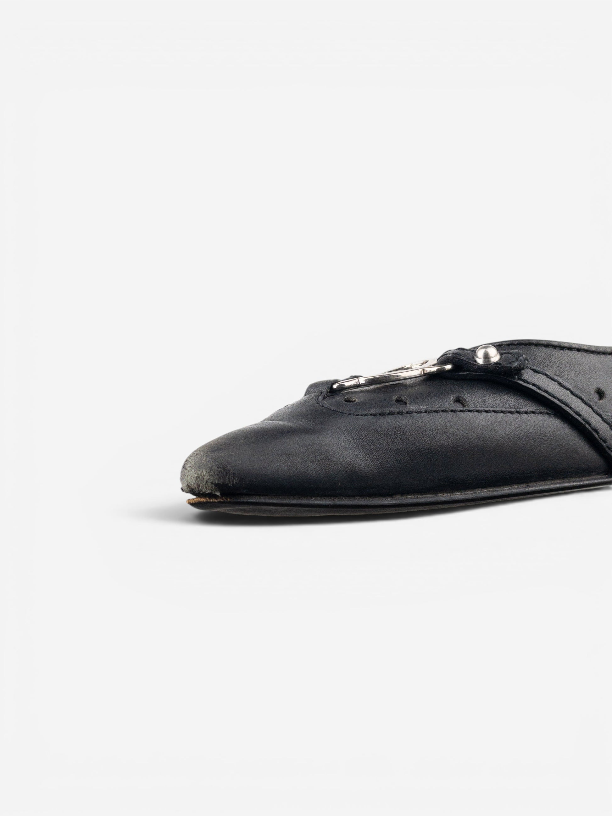 opening act. Gucci by Tom Ford schwarze Leder-Kitten-Heels mit silbernem GG-Logo und spitzer Zehenpartie
