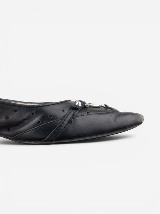 opening act. Gucci by Tom Ford schwarze Leder-Kitten-Heels mit spitzer Zehenpartie und silbernem GG-Logo
