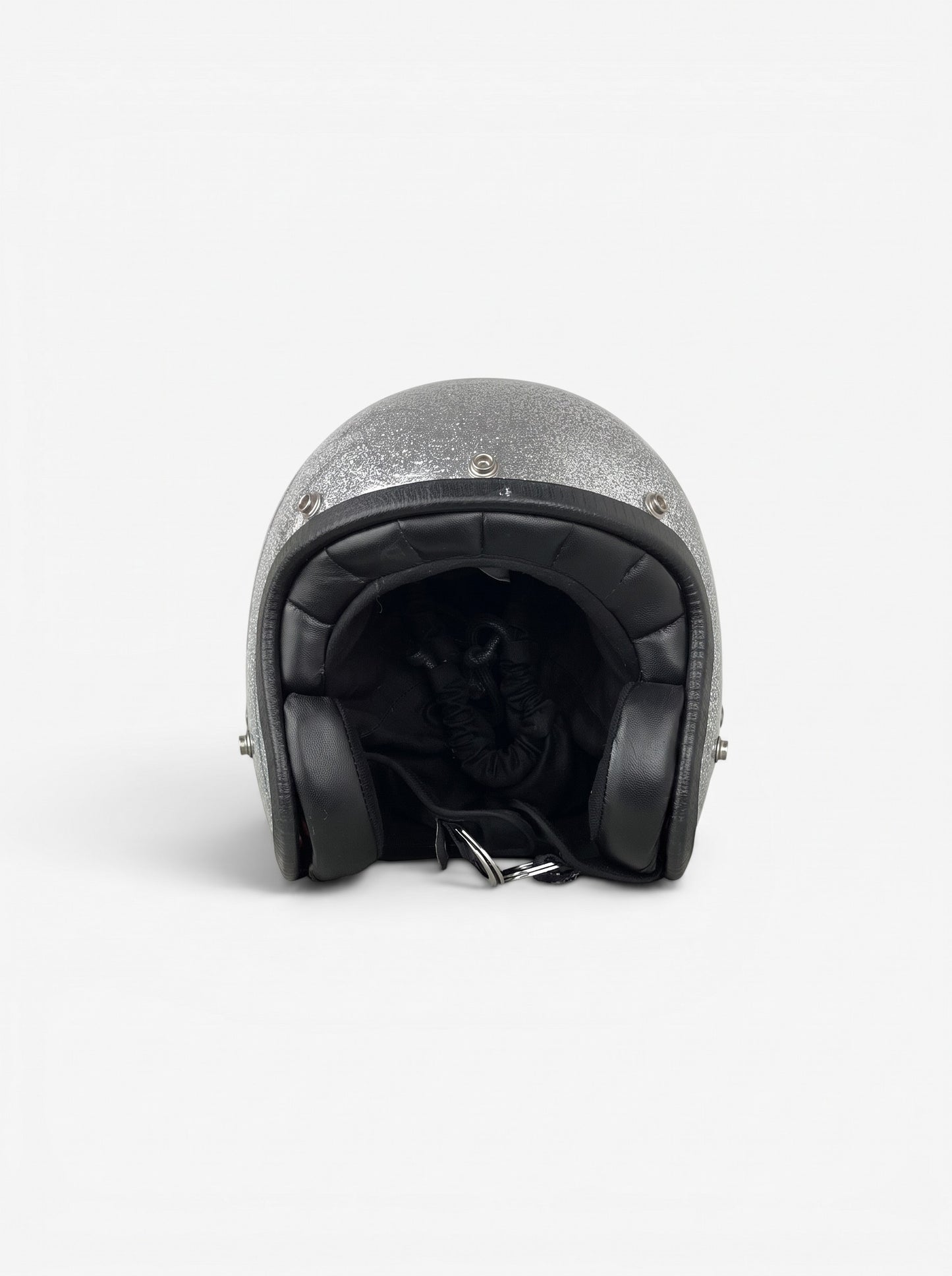 opening act. Maison Margiela Schultertasche in Form eines silbernen Glitzer-Motorradhelms mit schwarzem Innenfutter