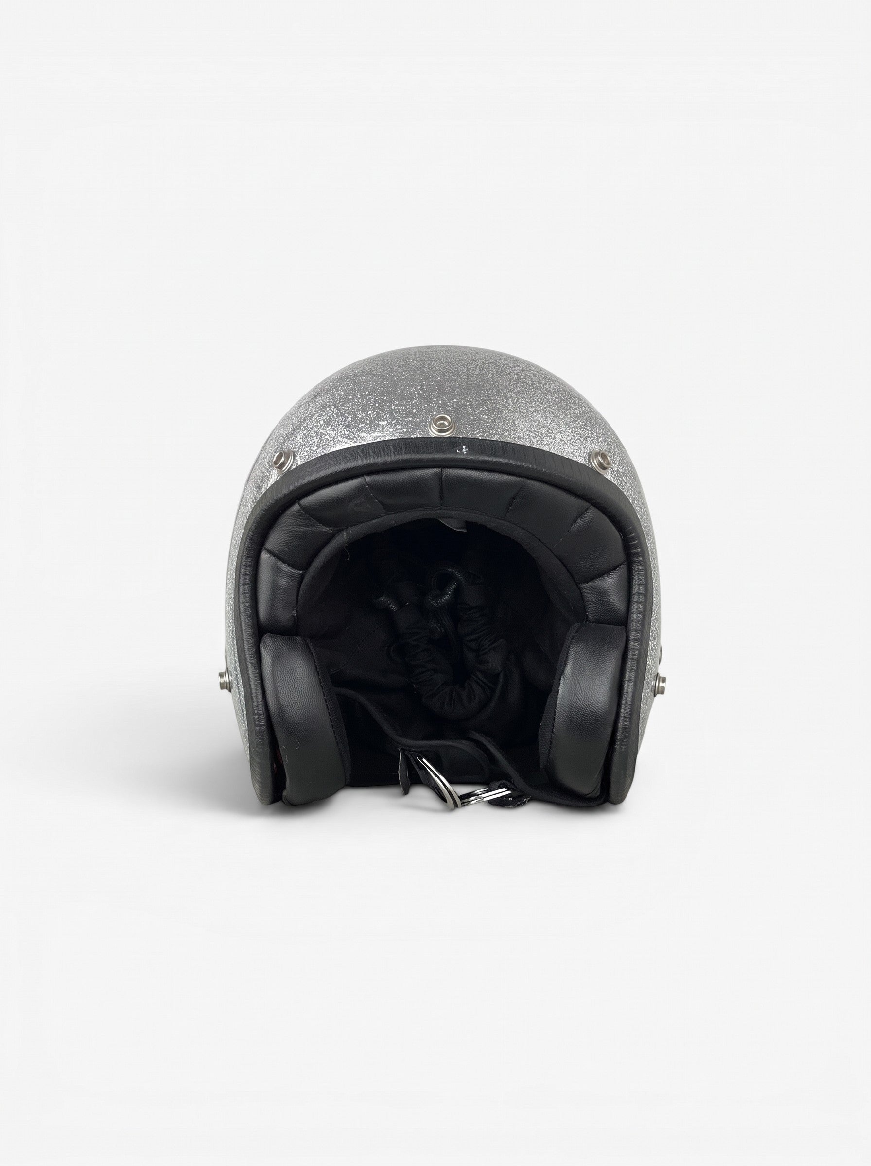 opening act. Maison Margiela Schultertasche in Form eines silbernen Glitzer-Motorradhelms mit schwarzem Innenfutter