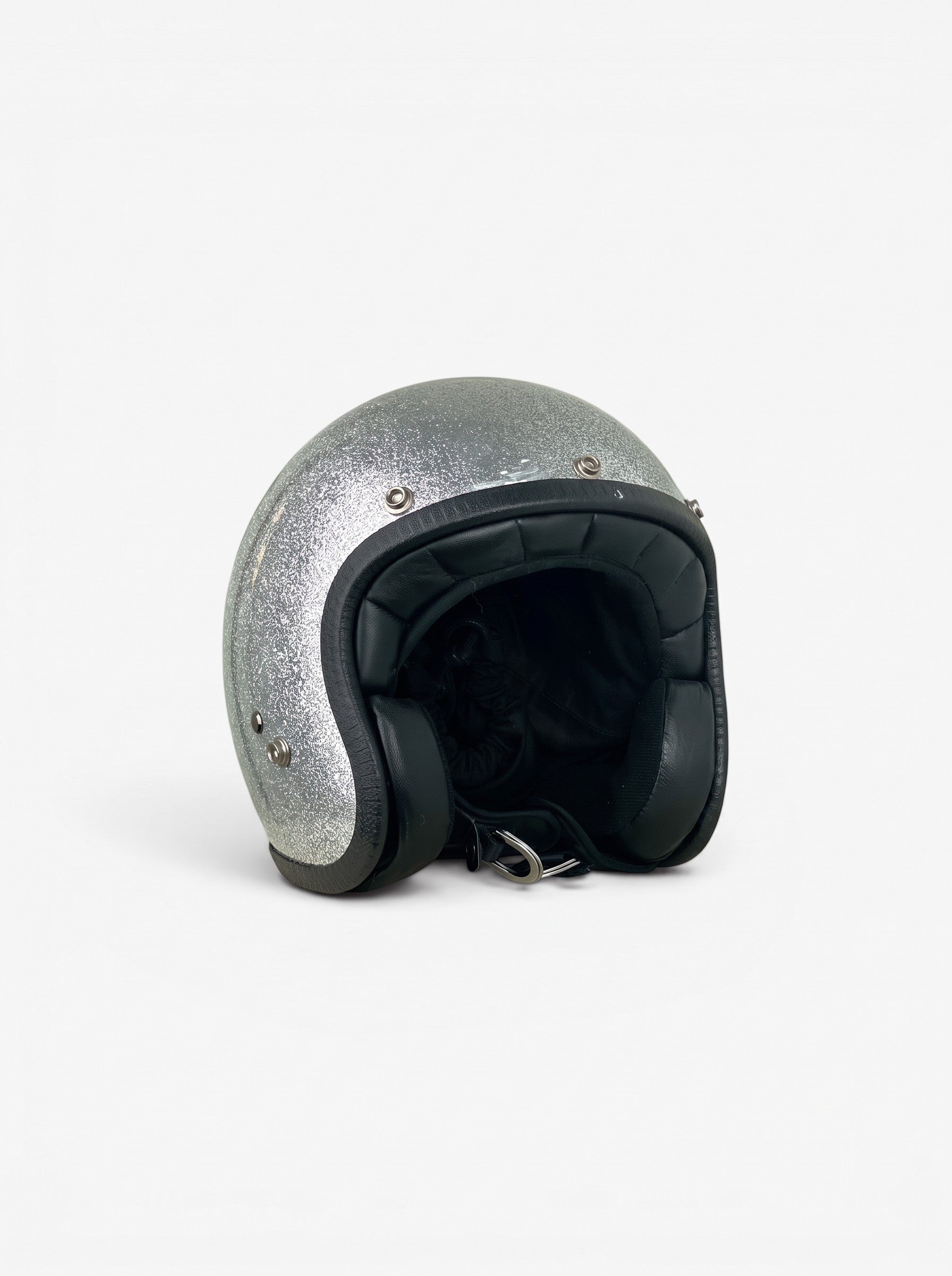 opening act. Maison Margiela Schultertasche in Form eines silbernen Glitzer-Motorradhelms mit schwarzem Innenfutter