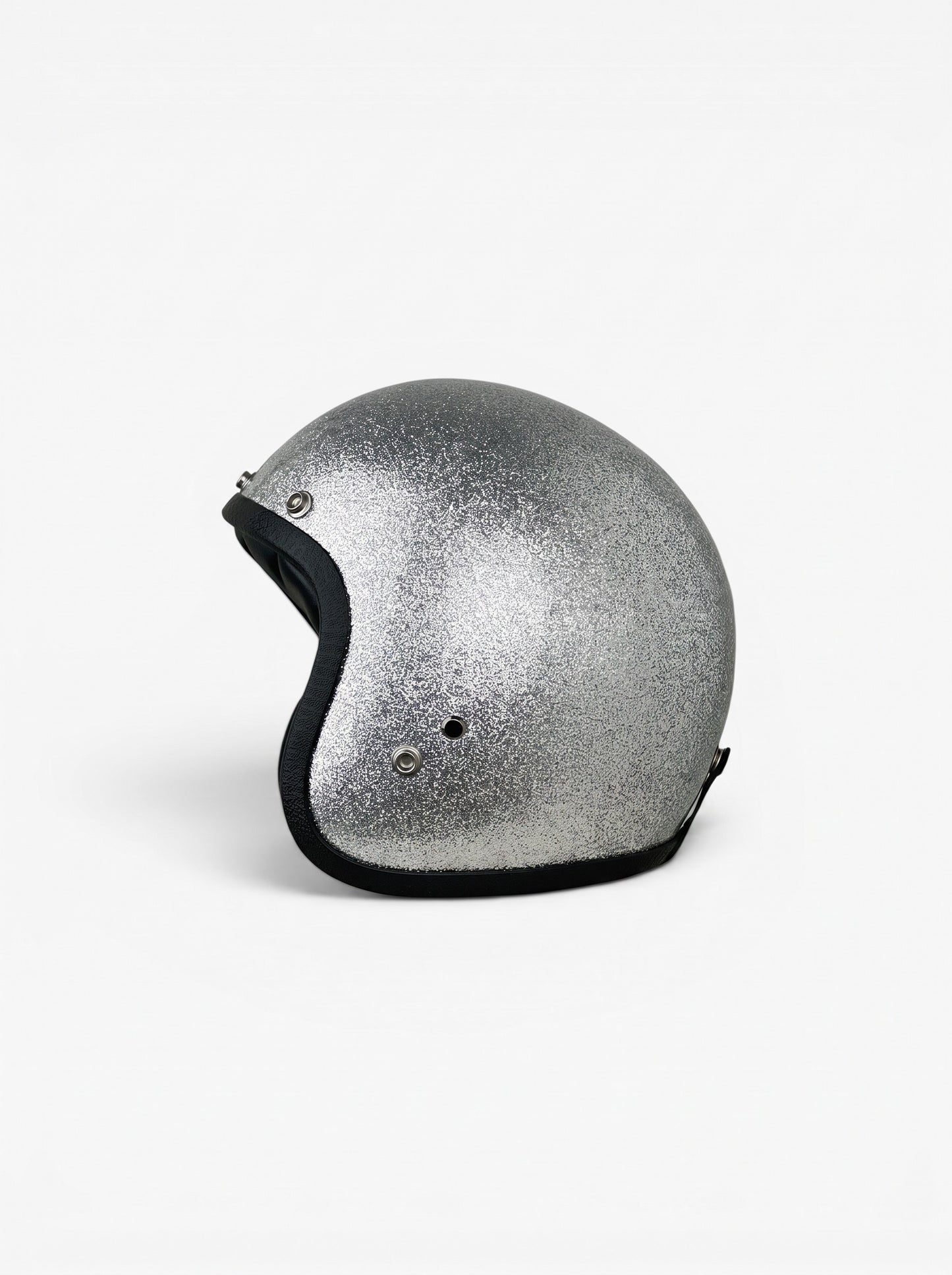 opening act. Maison Margiela Schultertasche in Form eines silbernen Glitzer-Motorradhelms auf weißem Hintergrund