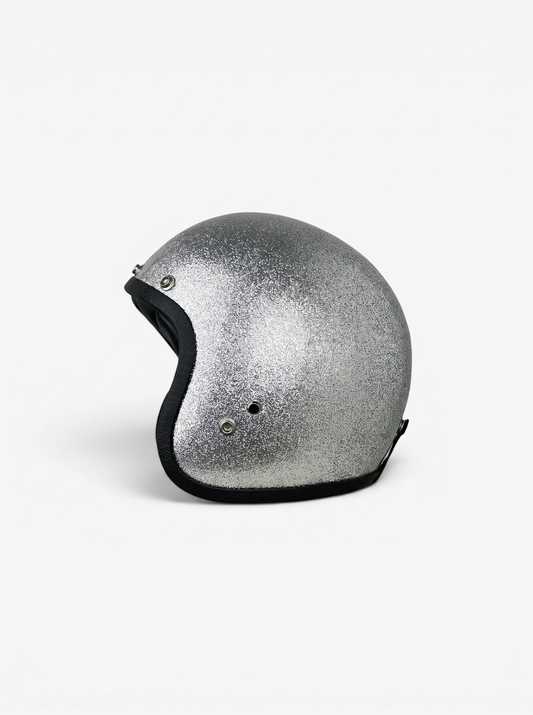 opening act. Maison Margiela Schultertasche in Form eines silbernen Glitzer-Motorradhelms auf weißem Hintergrund