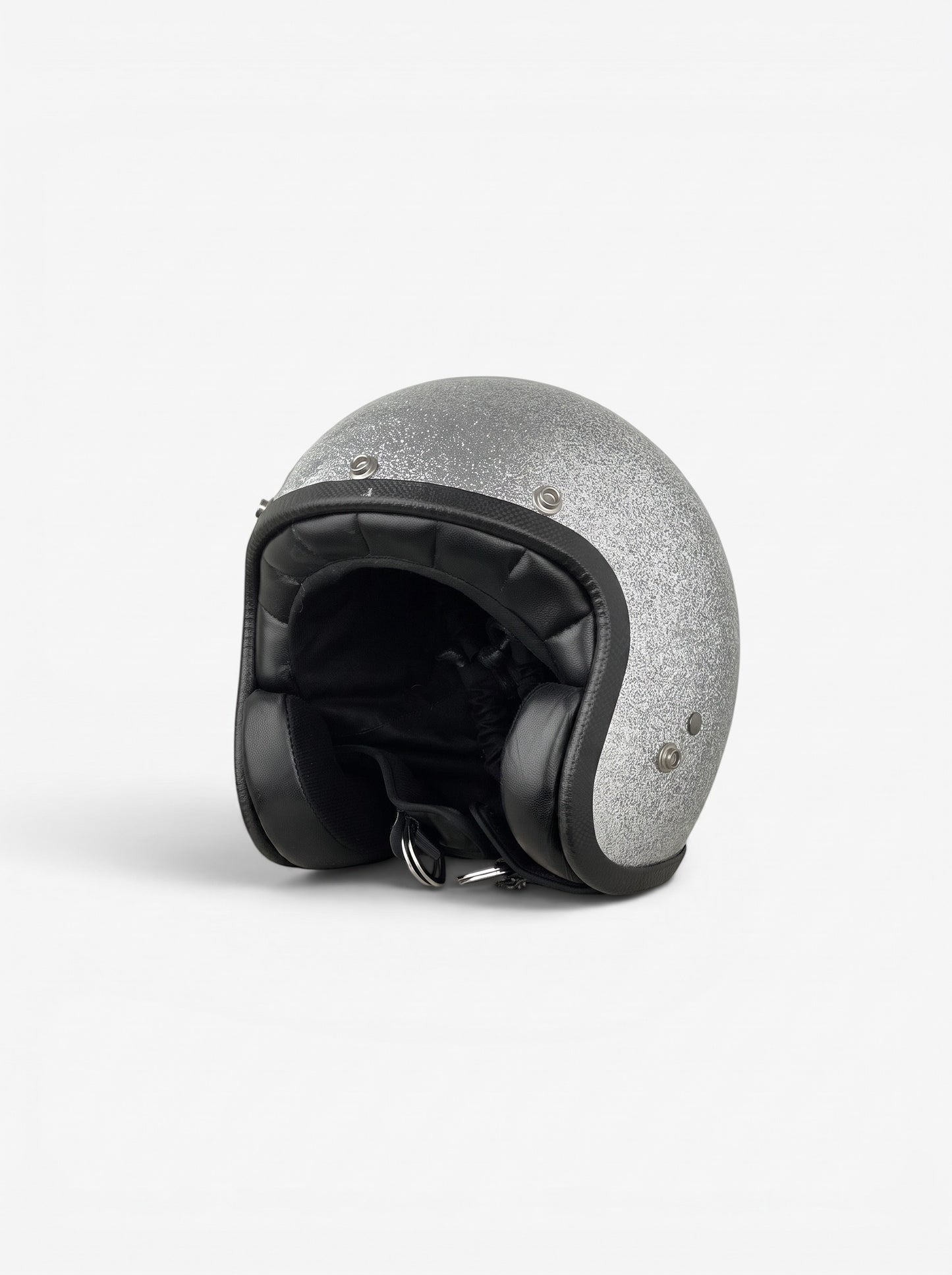 opening act. Maison Margiela Schultertasche in Form eines silbernen Glitzer-Motorradhelms mit schwarzem Innenfutter